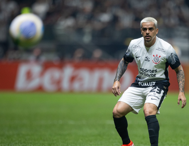 Fagner atinge a marca de 400 jogos pelo Brasileir�o