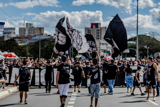 Elenco do Corinthians é recebido com festa da torcida na entrada da Neo  Química Arena; veja fotos