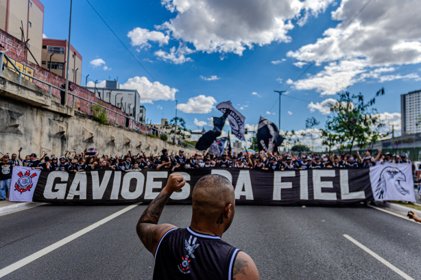 Torcida do Corinthians protesta após empate contra o Juventude pelo Brasileirão