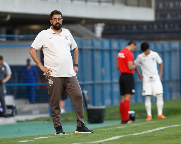 Raphael Laruccia, com Gui Negão e Franco Delgado, em ação diante do Flamengo pelo Brasileirão Sub-20