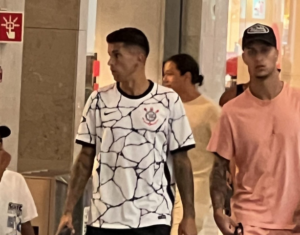 O lateral-direito João Cancelo apareceu com uma camisa do Corinthians em um shopping de Lisboa
