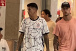 Lateral do Manchester City � flagrado com camisa do Corinthians em shopping de Lisboa; veja