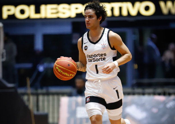 Corinthians peca na concretiza��o e perde para o SESI Franca pelo Paulista de Basquete
