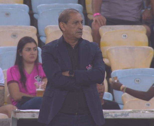 Ramón Díaz, preocupado, observando a equipe do Corinthians no duelo contra o Fluminense