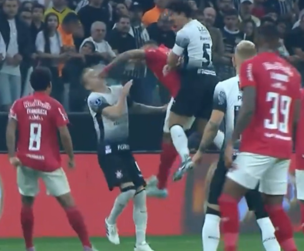 Momento que Charles sofreu um soco no rosto por Guilherme