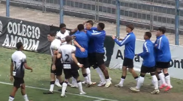Jogadores do Corinthians comemorando o gol marcado por Kauã Henrique