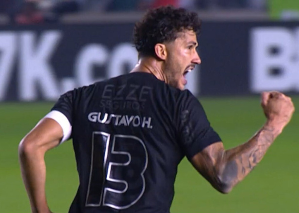 Gustavo Henrique comemora primeiro gol pelo Corinthians