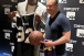 Lenda do basquete mundial se encontra com dirigente e recebe camisa do Corinthians; confira