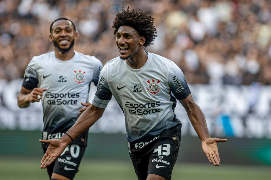 Em jogo marcado por confusões, Corinthians vence Flamengo por 2 a 1 e respira no Brasileirão