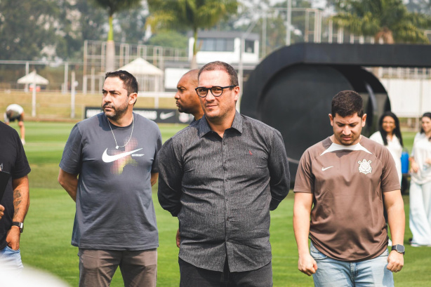 Alex Brasil, ao centro da imagem, revelou que a lista de inscritos da Copinha tem relação com a utilização dos atletas de base no início de temporada do profissional