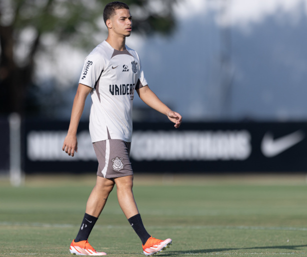 Lucas Souza assinou primeiro contrato profissional com o Corinthians