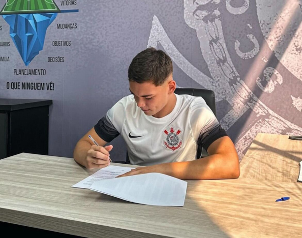 Irmão de Gabriel Moscardo assina contrato de formação com o Corinthians