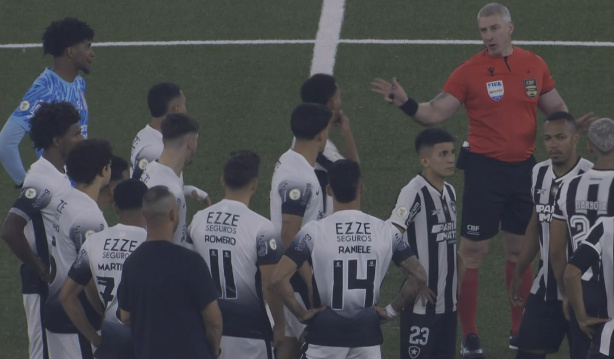 Corinthians e Botafogo discutiram pela semelhança dos uniformes no Nilton Santos