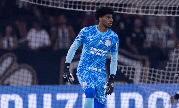 Hugo Souza comemorando uma defesa difícil durante o jogo contra o Botafogo no Nilton Santos