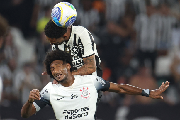 Talles Magno foi substituído no intervalo da partida