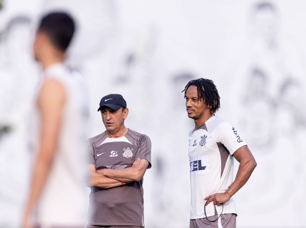 André Carrillo revela preferência de posição e comenta adaptação ao Corinthians