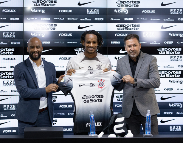 Carrillo sendo apresentado oficialmente pelo Corinthians