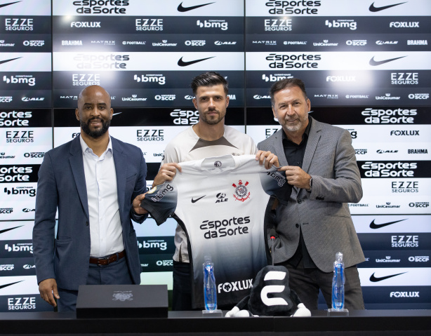 Héctor Hernández posou ao lado do executivo Fabinho Soldado e o presidente Augusto Melo