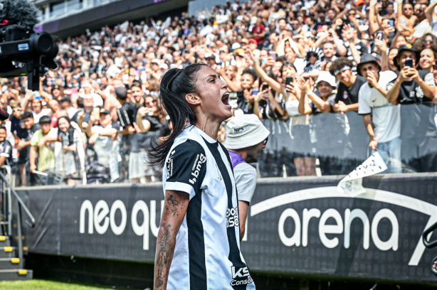Jaqueline comemora gol marcado na decis�o do Campeonato Brasileiro Feminino