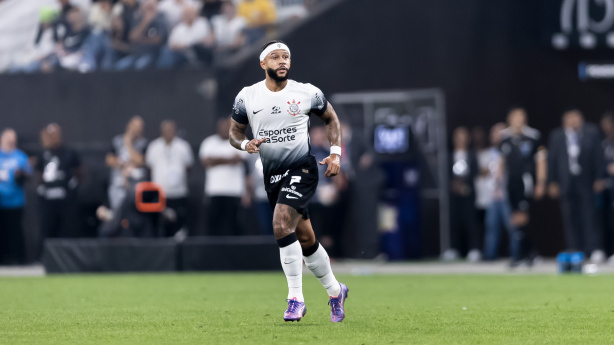 Memphis Depay volta a receber minutagem e contribui para o primeiro gol do Corinthians