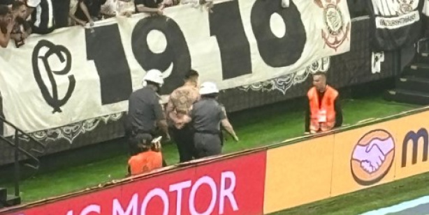Torcedor do Corinthians invade setor visitante e acaba retirado pela PM na Neo Qu�mica Arena
