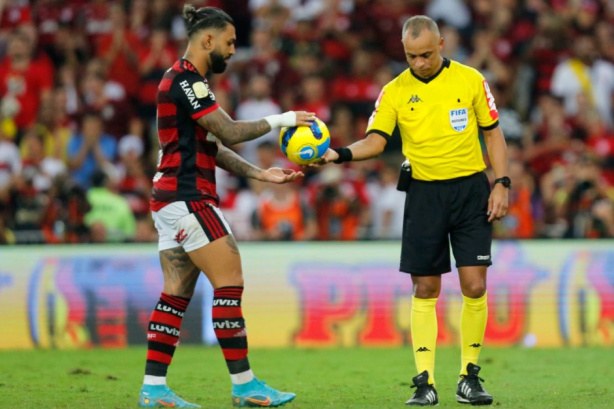 Árbitro volta a jogo do Corinthians depois de um ano e reencontra times de final em 2022; confira