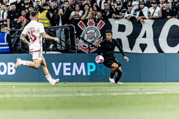Corinthians sofre gol nas acréscimos do Internacional e segue na zona de rebaixamento no Brasileirão