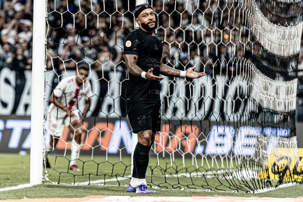 Veja números de Memphis Depay em sua primeira aparição como titular do Corinthians