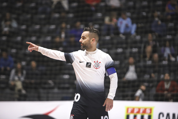 Deives revelou que elenco do futsal do Corinthians apresentou quadro de virose antes de jogo contra o Jaraguá