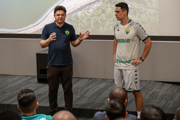 Cristiano Dresch (� esquerda) detonou as d�vidas do Corinthians com outros clubes do futebol brasileiro
