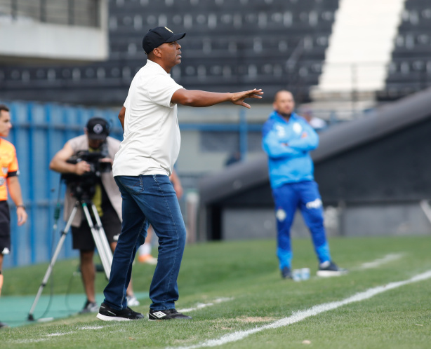 Orlando Ribeiro comandando a equipe Sub-20 do Corinthians no confronto diante do Palmeiras
