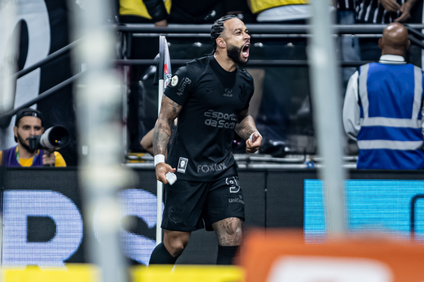 Memphis Depay marca primeiro gol com a camisa do Corinthians e celebra