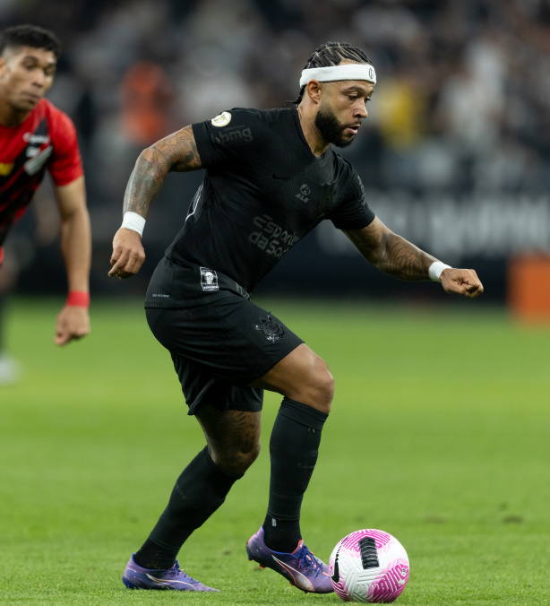 Memphis marcou seu primeiro gol com a camisa do Corinthians