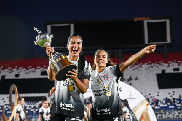 Arias e Robledo com a taça da Libertadores