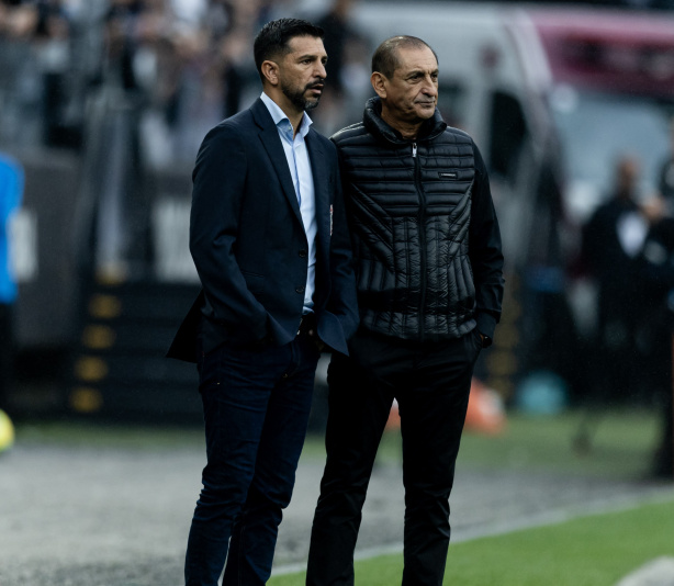 Emiliano e Ram�n D�az durante partida contra o Flamengo pela Copa do Brasil