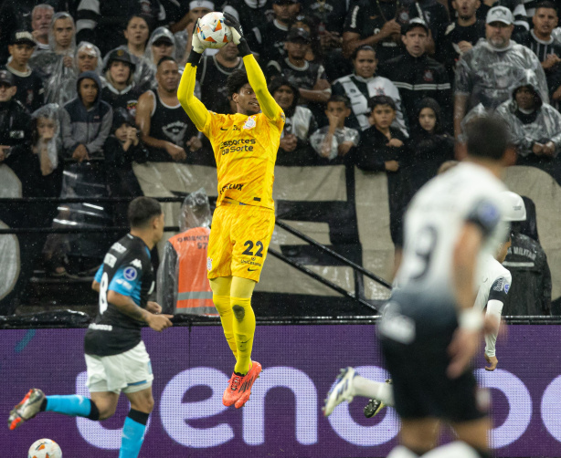 Hugo Souza é o goleiro titular do Corinthians