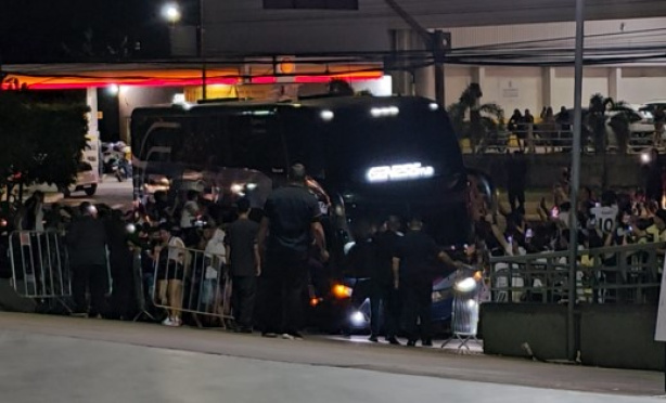 Torcida do Corinthians compareceu em peso ao desembarque da equipe em Cuiabá