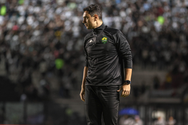 Bernardo Franco, ex-auxiliar de António Oliveira no Corinthians, é o atual técnico do Cuiabá