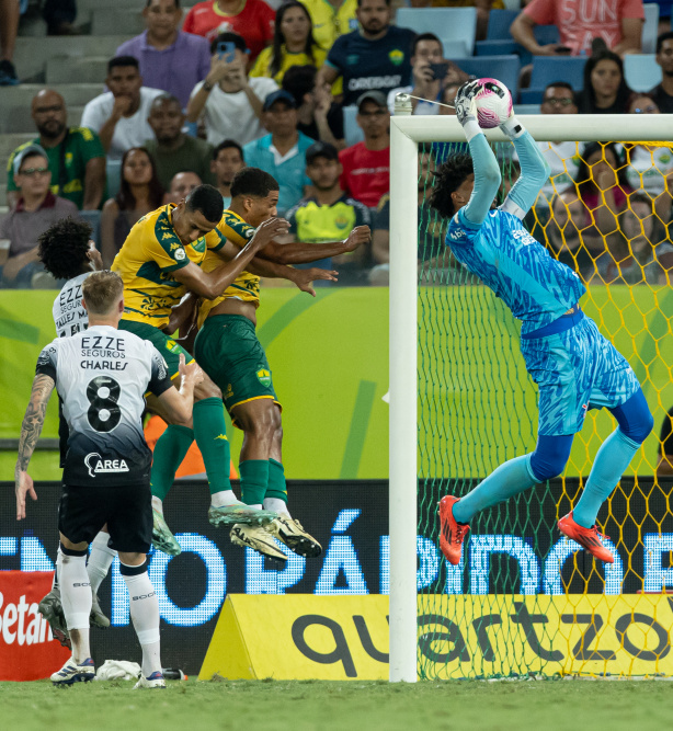 Goleiro é eleito craque do Corinthians em vitória sobre o Cuiabá e reserva fica com a pior nota