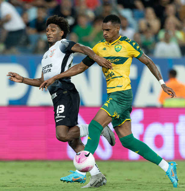 Talles Magno em campo contra o Cuiabá