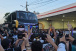 Torcida do Corinthians faz recep��o calorosa ao elenco na chegada para semi da Sul-Americana; veja
