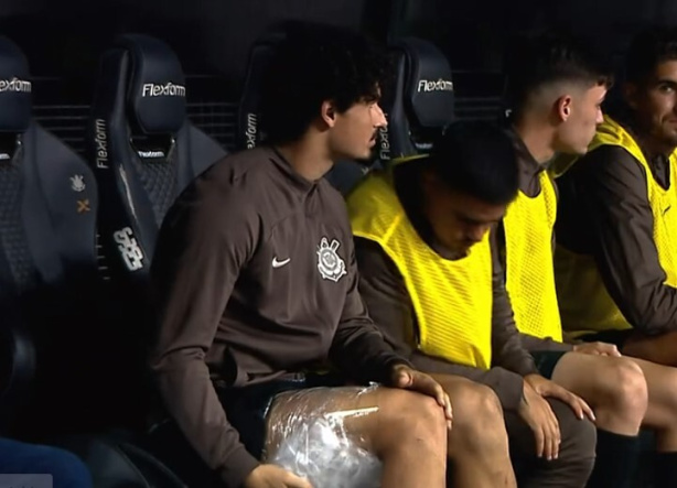 Andr� Ramalho aparece com gelo na coxa direita e vira preocupa��o para sequ�ncia do Corinthians