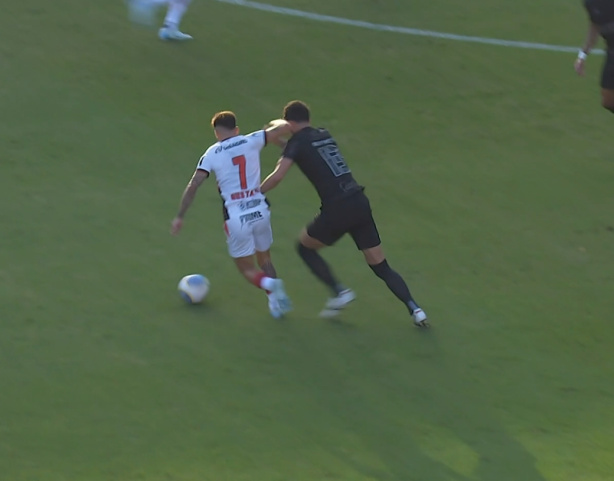 Gustavo Mosquito, com a camisa 7, disputando a bola com Gustavo Henrique na parida deste s�bado