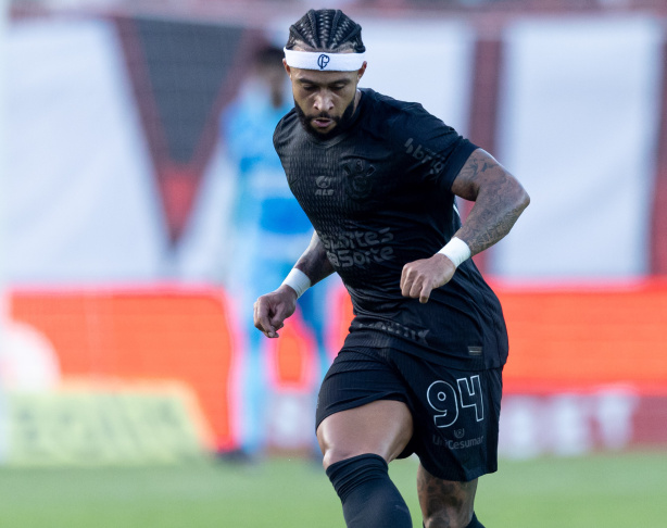 Memphis Depay marcou o gol do triunfo do Corinthians sobre o Vitória