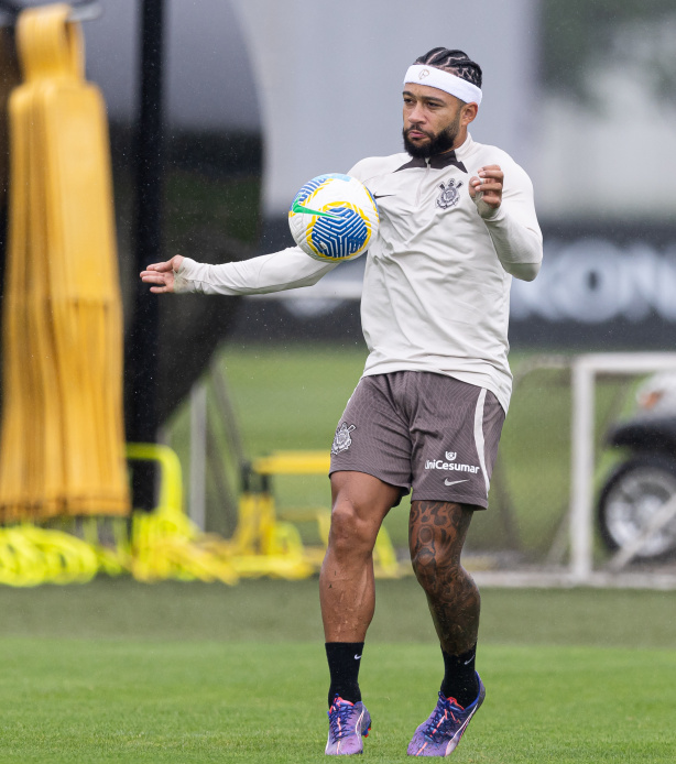 Memphis Depay durante treinamento no CT