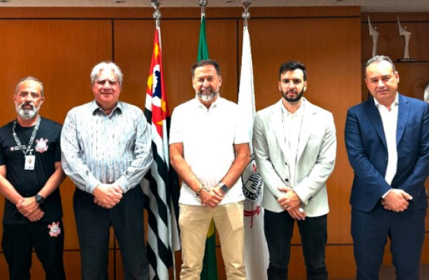 Augusto Melo (ao centro), o diretor cultural Raul Corr�a da Silva (� esquerda), o diretor jur�dico Vin�cius Cascone (ponta direita) e o gerente do Memorial Cristiano Pereira (ponta esquerda) e Bernardo Aielo (� direita de Augusto)