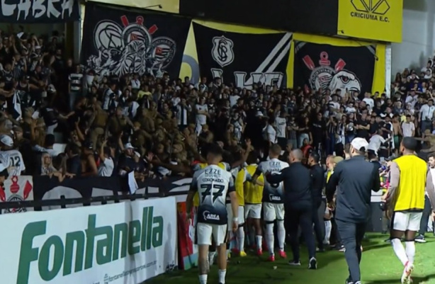 Confronto com PM e provocação de mascote: intervalo de Corinthians e Criciúma é marcado por confusão