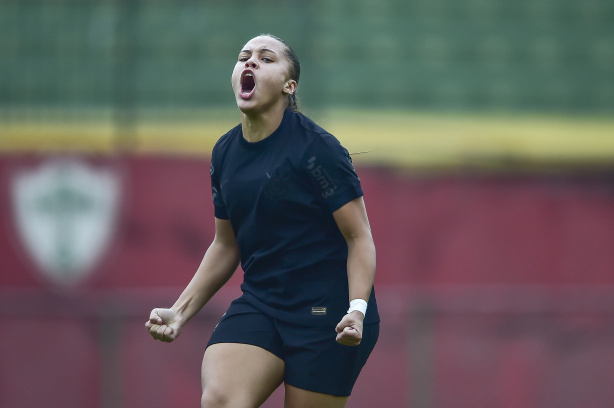 Hel� Camargo abriu o placar para o Corinthians na vit�ria