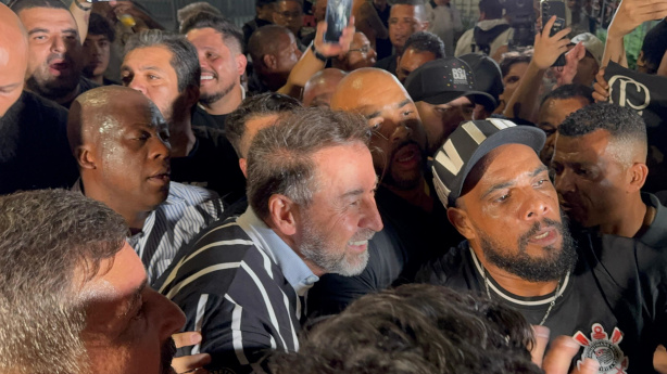 Augusto Melo vai para os bra�os da torcida do Corinthians ap�s suspens�o da vota��o de impeachment