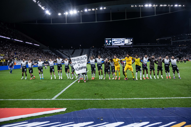 Cacá surpreende com faixa provocativa durante 'poropopó' do Corinthians na Neo Química Arena